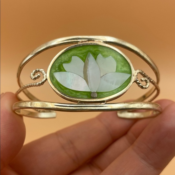 Mexico Alpaca Silver and Lime Green Mother of Pearl Floral Bracelet M7 - Picture 1 of 7